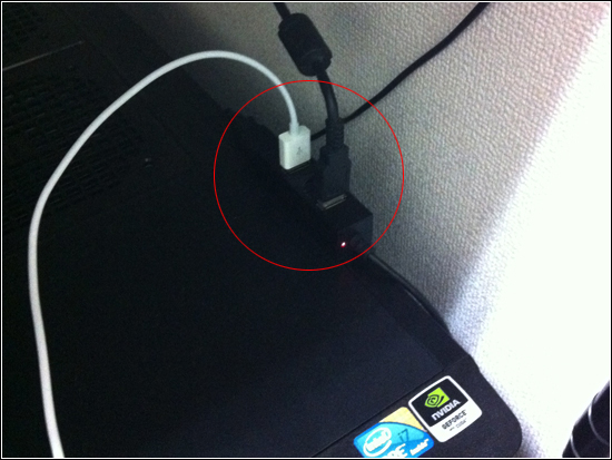 USBケーブルのハブがくっつく