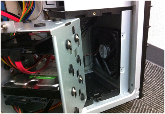 Prime Monarch ZS PC本体のフタを空け、ベイの取り外し