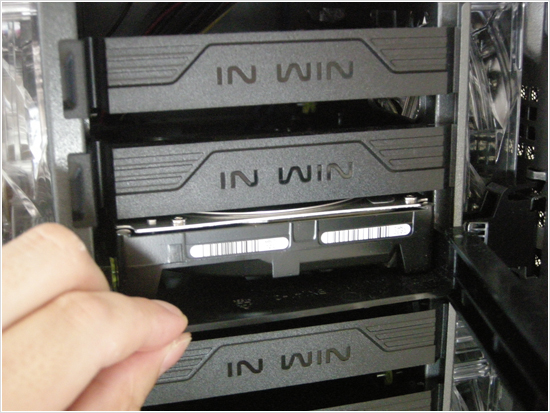 IN WIN ドライブベイを開けてみる