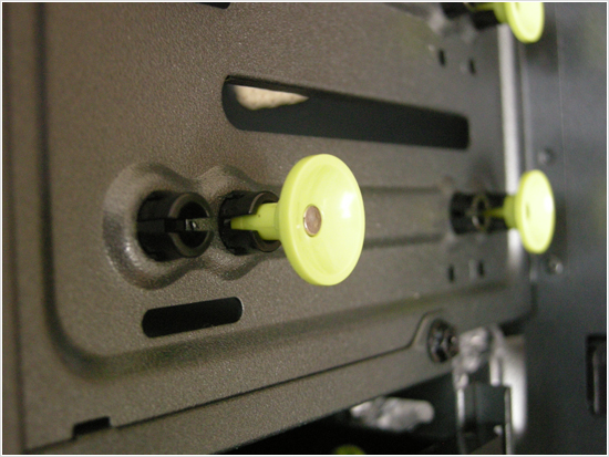 光学ドライブとかを留める用？（IN WIN）