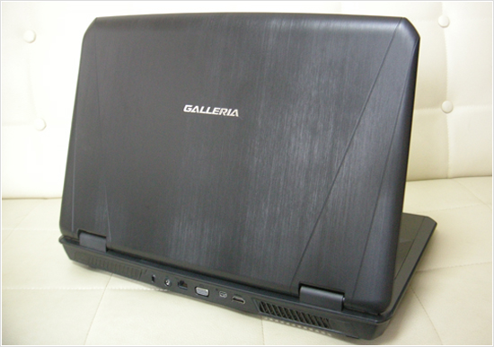 背面の素材は樹脂