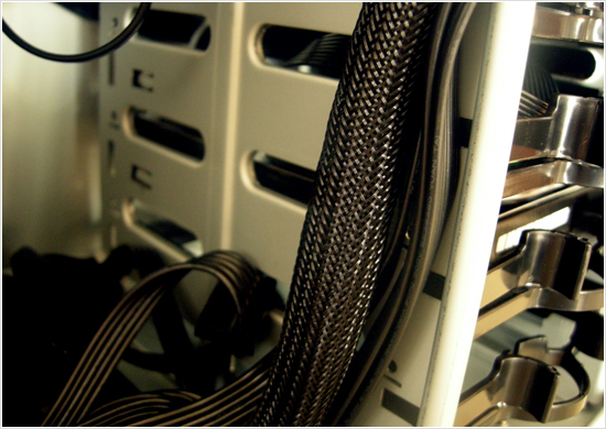 ケーブル類がキレイに束ねられている。