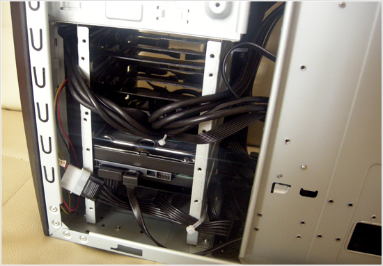 側面からHDDなどのストレージを接続